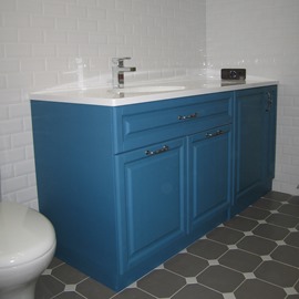 дорогая мебель для ванной комнаты синяя