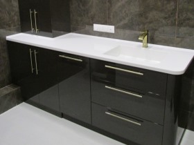 мебель для ванной комнаты черный глянец по проекту