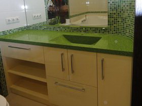 мебель для ванной с зеленой столешницей