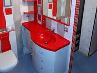 мебель для ванной на заказ с красной литой мойкой