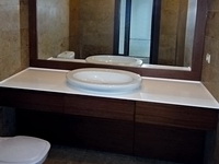 мебель для ванной комнаты коричневый шпон с овальной раковиной